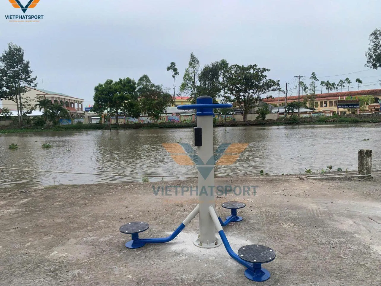 Xã Vĩnh Hòa Hưng Bắc, Kiên Giang trang bị máy tập công viên cho bà con xã nhà