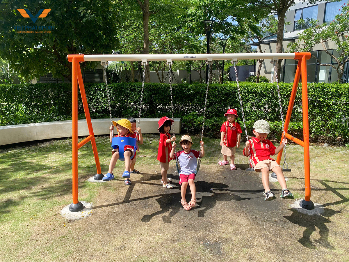 Xích đu và bập bênh trẻ em phát triển thể chất và kỹ năng xã hội