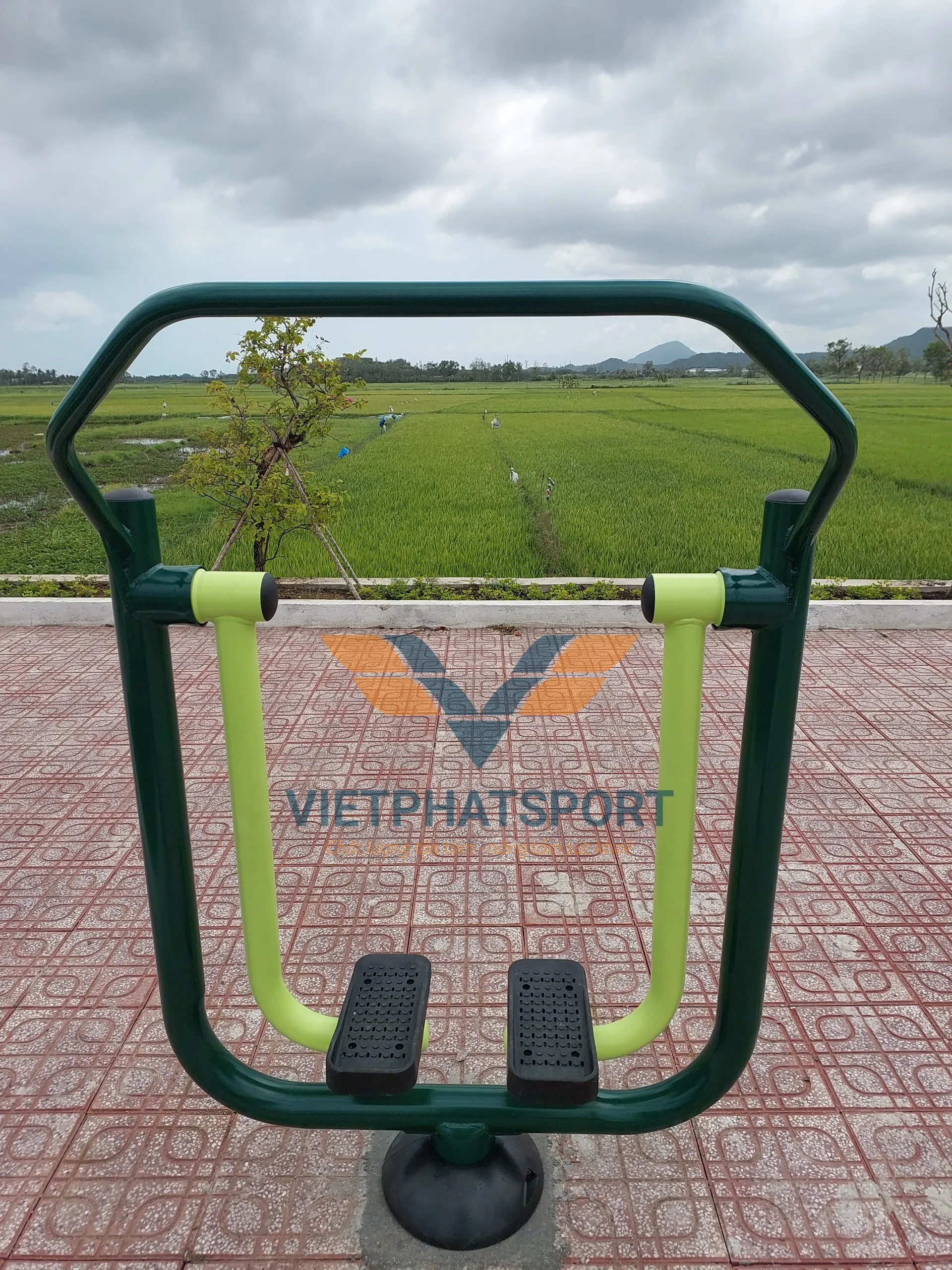 Dụng Cụ Đi Bộ Trên Không Dùng Cho Cộng Đồng