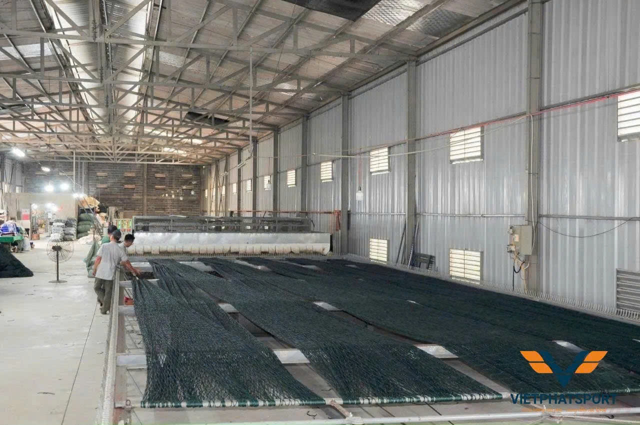 Vì sao Cà Mau luôn chọn Việt Phát Sport để thi công lưới rào sân bóng giá sỉ?