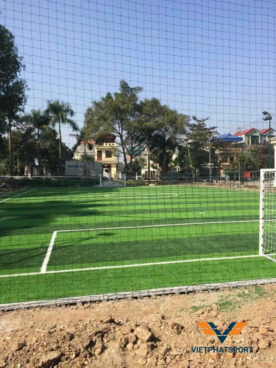 Vì sao khách hàng Đồng Nai luôn chọn Việt Phát Sport để thi công lưới rào sân bóng?