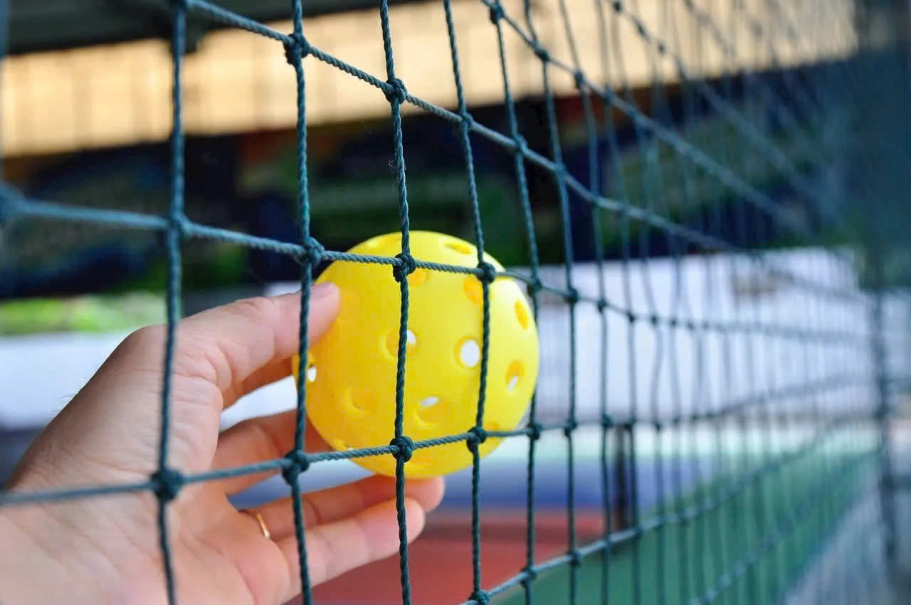 Vì sao Vĩnh Long luôn chọn Việt Phát Sport để thi công lưới rào sân bóng giá sỉ?